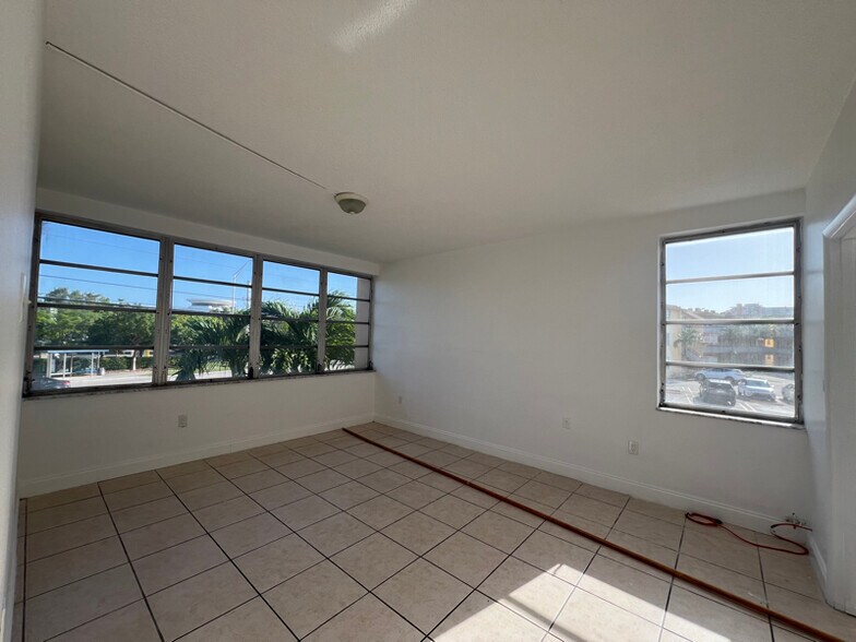 Building Photo - 1591 NE Miami Gardens Dr