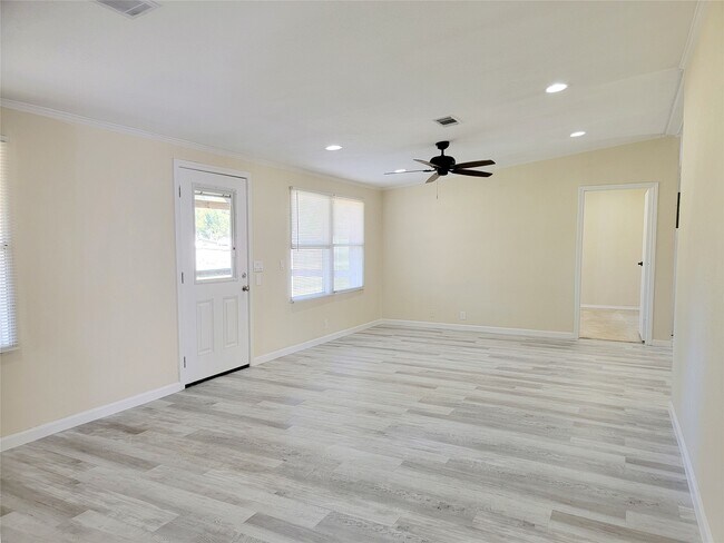 Building Photo - 305 Paddock St