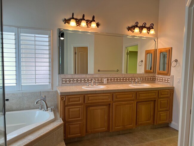 Building Photo - Gated Grand Island Home!