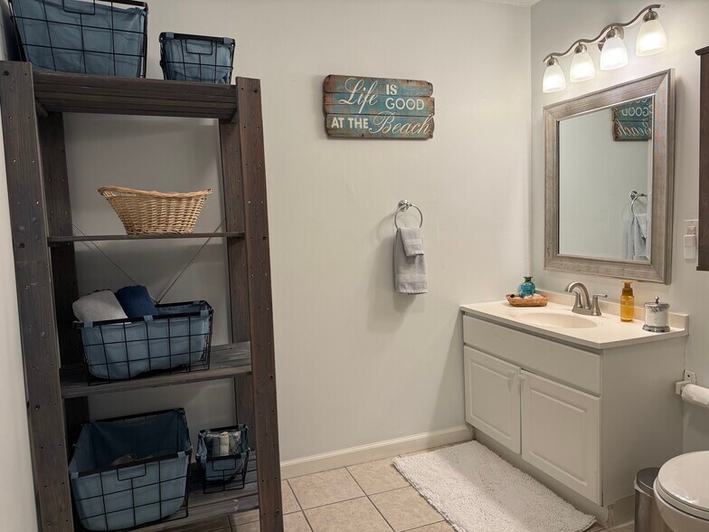 Large open spacious spa-like bathroom with plush towels, rugs and necessities - 718 Dogwood Hill Ln