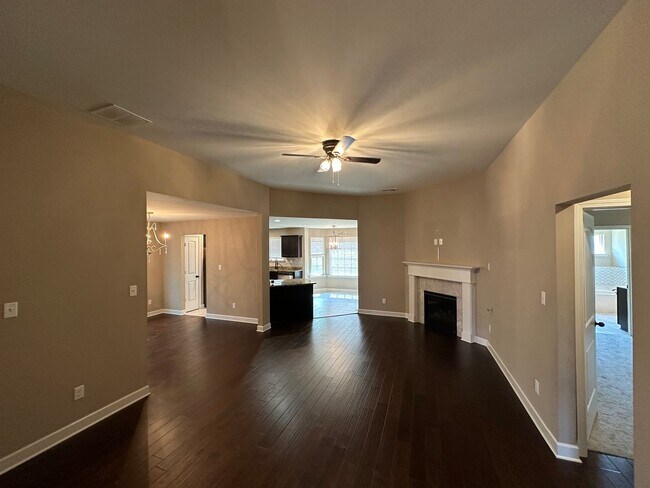 Building Photo - AVAILABLE NOW IN SOUTHAVEN! Spacious 4BR Home with Bonus Room & Fenced Yard