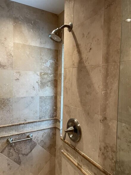 Building Photo - 3666 Lakewood Ct