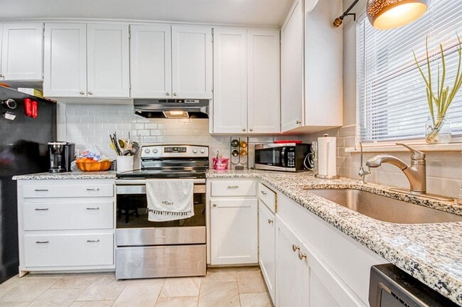 Building Photo - 1205 Westlawn Dr