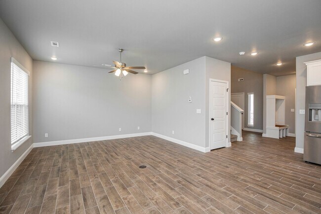 Building Photo - 2010 Periwinkle Pl