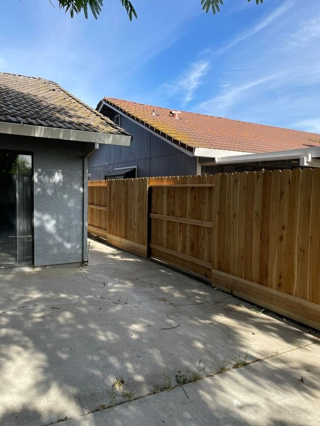 Building Photo - Charming 4-Bedroom, 2-Bathroom Home – Your Perfect Summer Move-In!