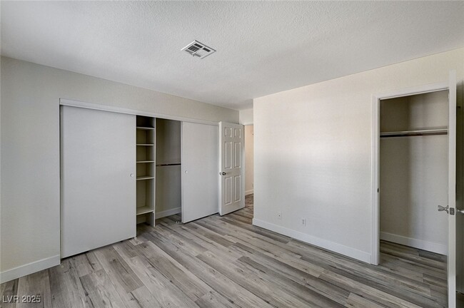 Building Photo - 2633 Durango Dr
