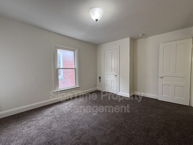 Building Photo - 627 N Mulberry St