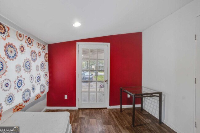 Building Photo - 695 Trout St