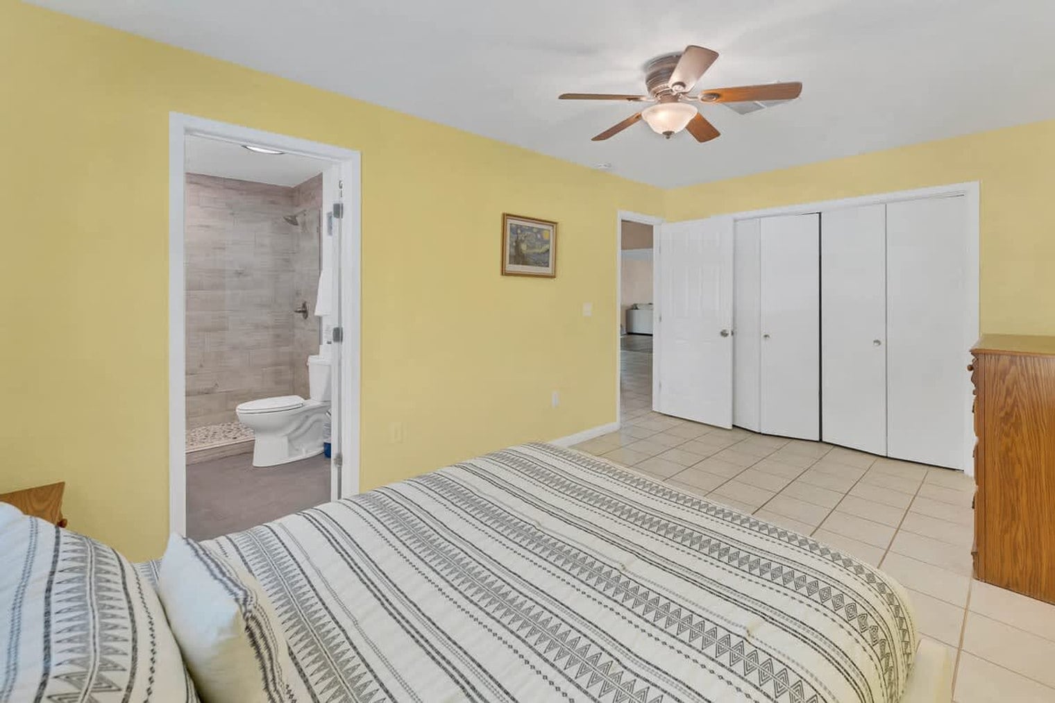 Building Photo - 2388 Lakeshore Dr