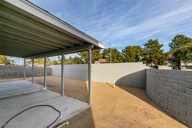 Building Photo - 2340 Belvedere Dr