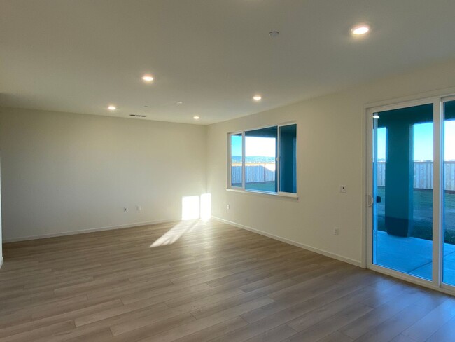 Building Photo - Available NOW - Beautiful and NEW 4 bed / ...