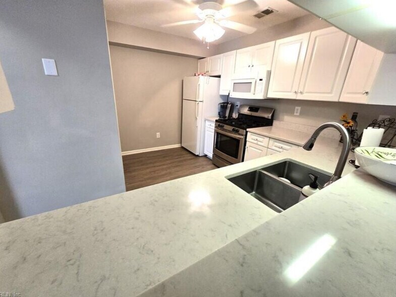 Building Photo - 2236 Lesner Cres