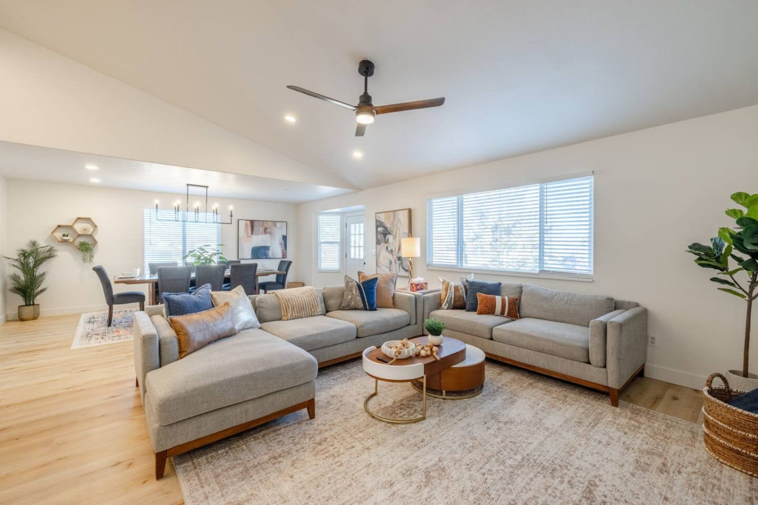 Building Photo - 1157 E Sego Lily Dr