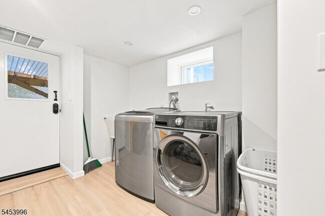 Building Photo - 64 Montague Pl