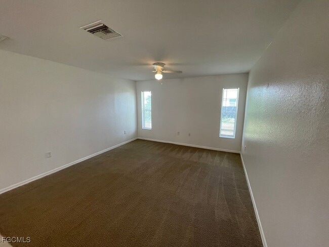 Building Photo - 1601 Flora Ave S