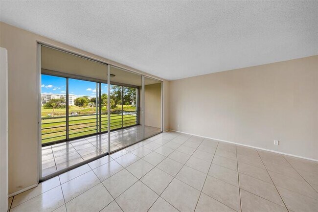 Building Photo - 2601 S Palm Aire Dr