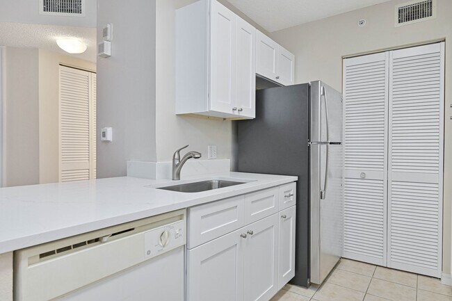 Building Photo - NOW AVAILABLE - Updated 1st Floor Condo in Bonita!