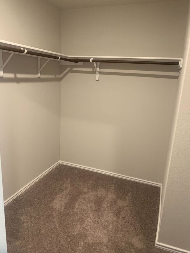 Building Photo - *MOVE IN SPECIAL* Comfortable Living with Open Kitchen & Fenced Yard!