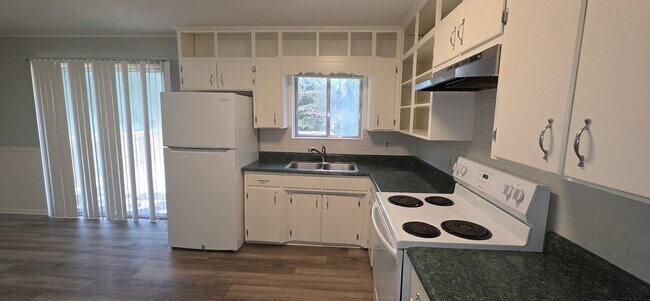 Building Photo - Large Family Home - Move In Ready!