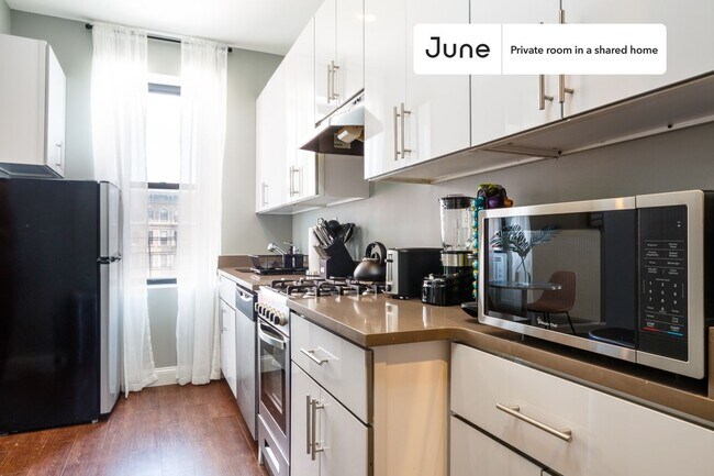 Building Photo - Room in Shared 4 bed/1 bath home