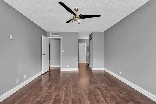 Building Photo - 5961 N Falls Circle Dr