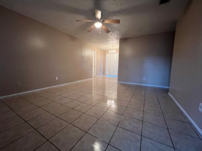 Building Photo - 425 S Avocado Ct