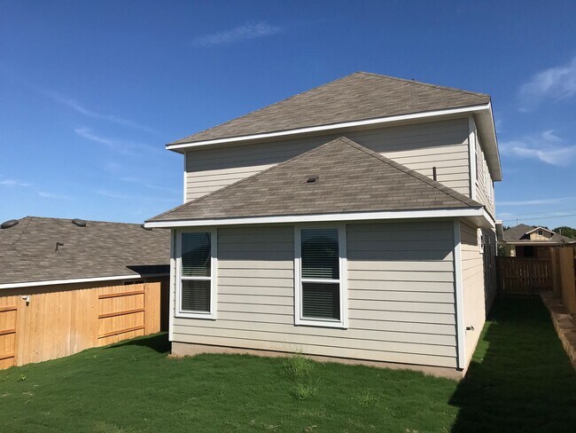 Building Photo - 5 BR + Office /2.5 BA - 2637 SF - Cloverle...
