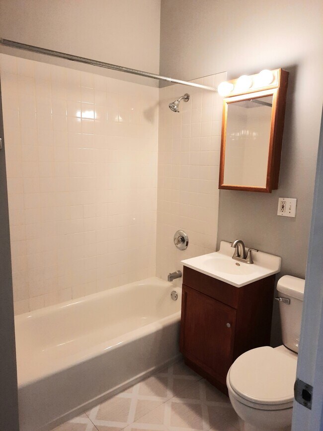 bathroom - 3447 W Evergreen Ave
