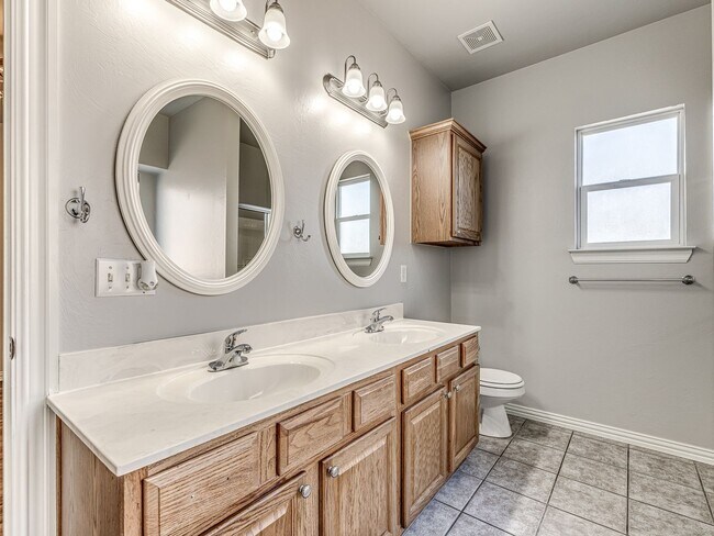 Building Photo - Well kept home in Edmond + 3 bedrooms + Office + Edmond Schools