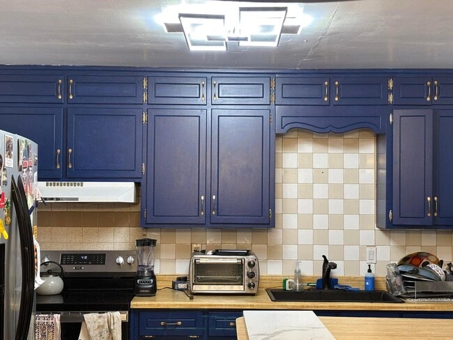 Building Photo - 825 Palomas Dr SE