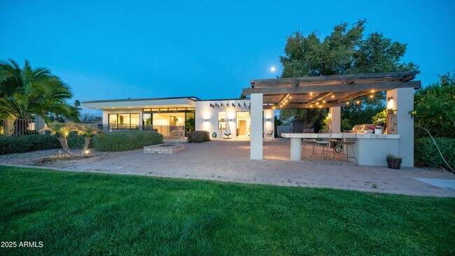 Building Photo - 7417 E Paradise Dr