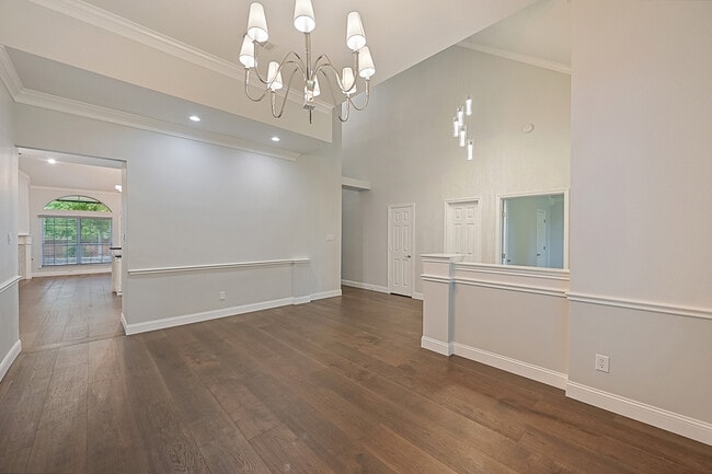 Building Photo - 711 Saratoga Dr