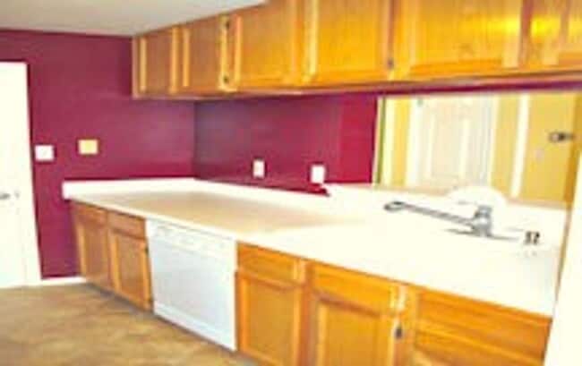 Building Photo - Top Floor Condo with Fireplace and Open Fl...