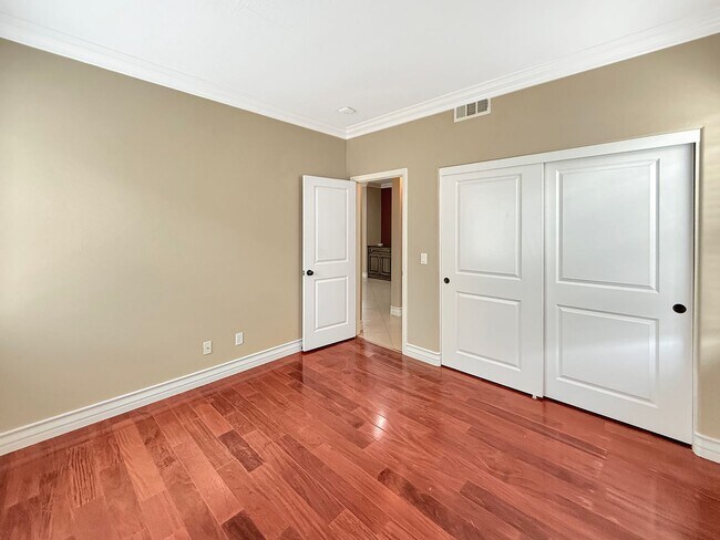 Building Photo - SD: Spacious 5B/4BA Home with Private Patio, Backyard & Soaking Tub