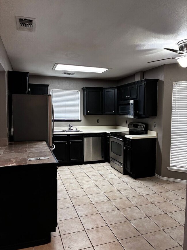 Building Photo - 2112 Pin Oak Rd