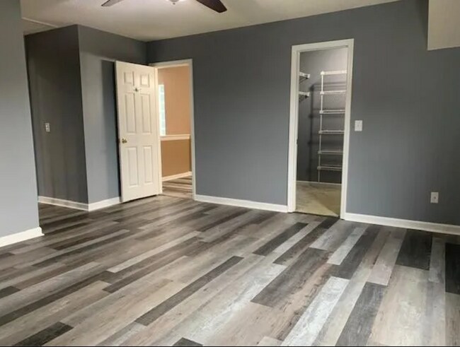 Building Photo - 5028 Dellwood Dr