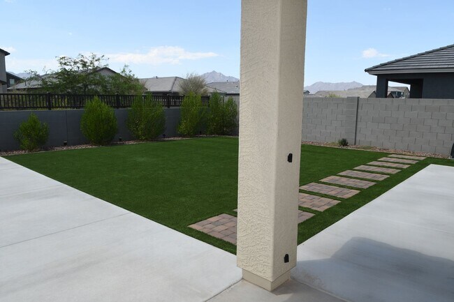 Building Photo - One Year Old 5 Br+Loft 3 Ba 2 Car Garage Home Near Loop 202 and Elliot in Phoenix