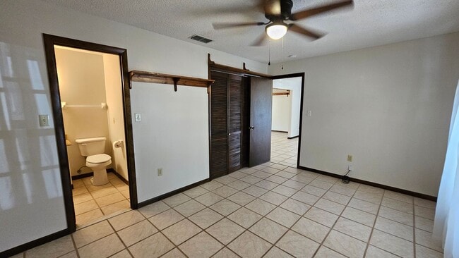 Building Photo - 3 bed, 2 bath 1 car garage