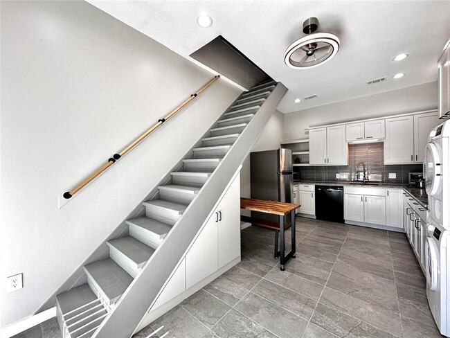 Building Photo - 914 E 39th St