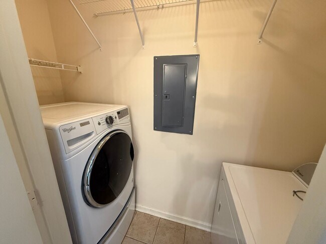 Building Photo - 2 Bedroom 1 Bath Condo at Concord West of the Ashley - Charleston