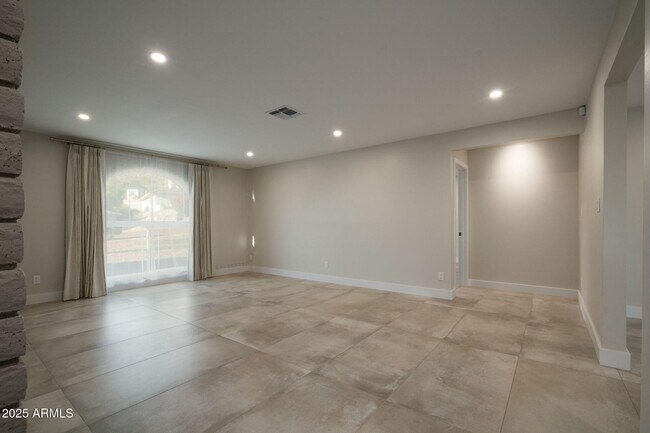 Building Photo - 2439 E Lincoln Cir