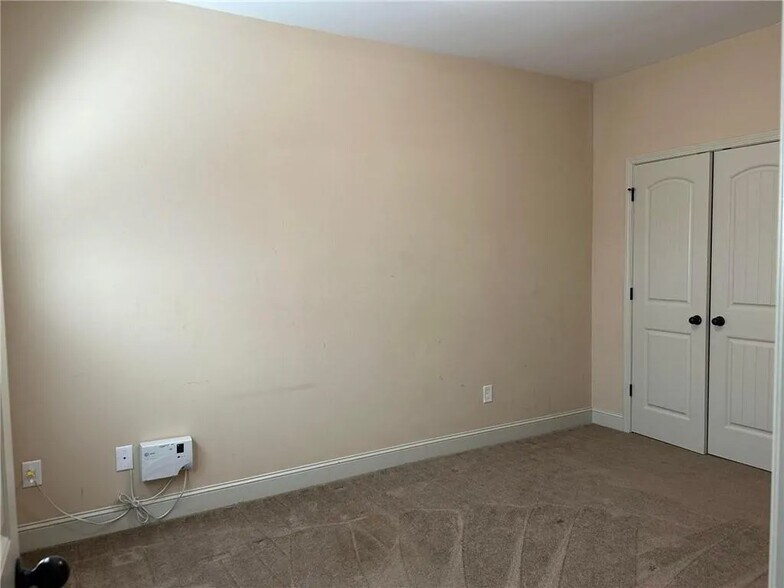 Building Photo - 698 Channel Ln