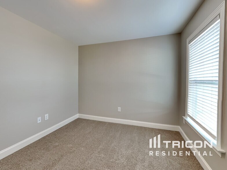 Building Photo - 117 W Falcon Ct