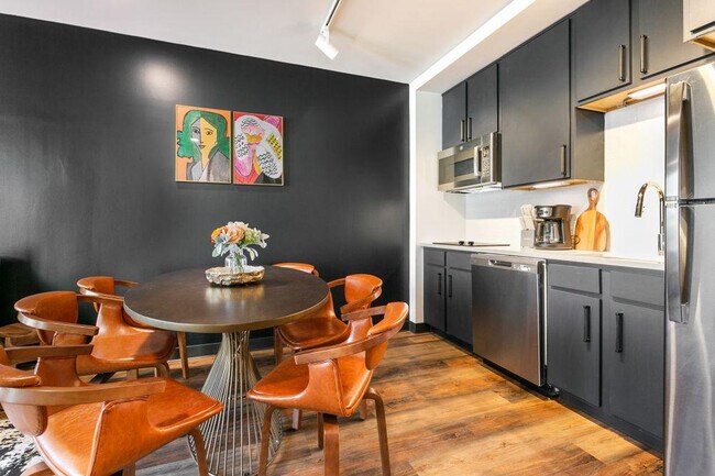 Building Photo - 611 Commerce St