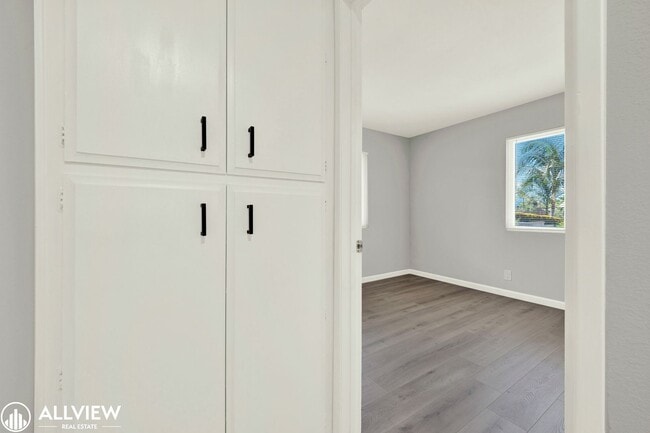 Building Photo - Newly Remodeled 4-Bedroom Gem with Spaciou...