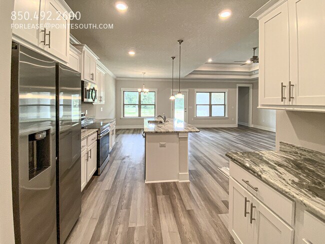 Building Photo - 10078 Lakeview Dr