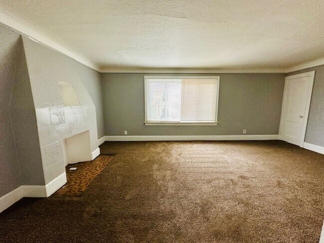Building Photo - 15895 Cloverlawn Ave