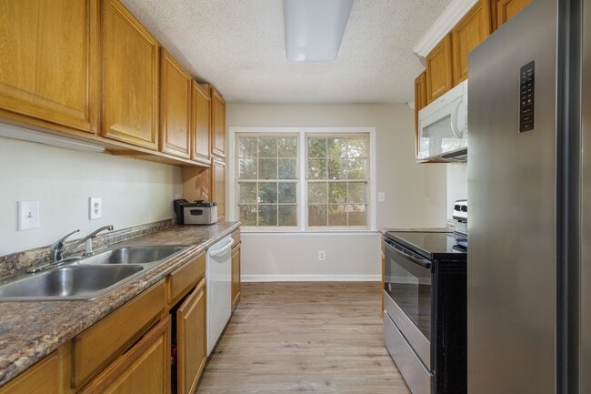 Building Photo - 4032 Summerhill Dr NW