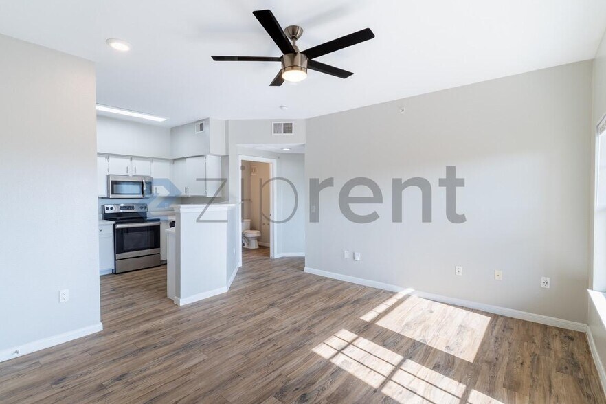 Building Photo - Unit 823