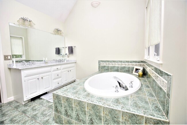 Building Photo - 398 Davis St